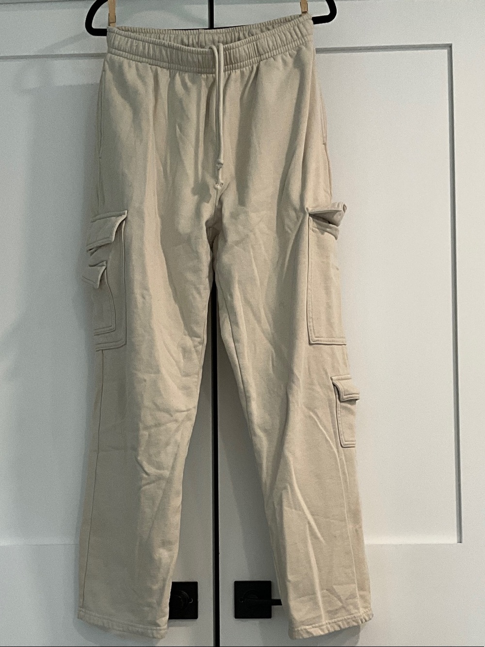 Cargo pants with elastic waistband